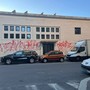 I muri degli ex bagni appena imbrattati I muri degli ex bagni appena imbrattati