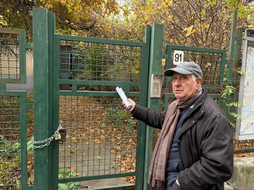 Gino davanti all'ex scuola abbandonata