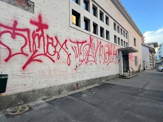 I muri degli ex bagni appena imbrattati I muri degli ex bagni appena imbrattati