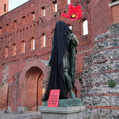 Extinction Rebellion ha coperto con un telo nero le statue di Cesare e Augusto