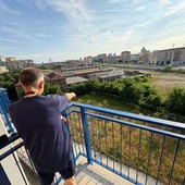 Il signor Antonio indica il terreno &quot;dimenticato&quot;