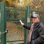 Gino davanti all'ex scuola abbandonata Gino davanti all'ex scuola abbandonata