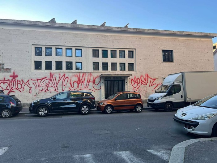 I muri degli ex bagni appena imbrattati I muri degli ex bagni appena imbrattati