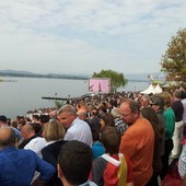 Europei di canottaggio 2026 a Varese: un'orchestra su un pontile galleggiante per una cerimonia d'apertura indimenticabile