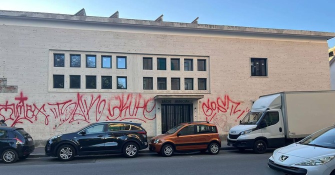 I muri degli ex bagni appena imbrattati I muri degli ex bagni appena imbrattati