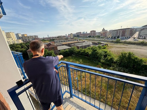 Il signor Antonio indica il terreno &quot;dimenticato&quot;