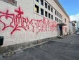 I muri degli ex bagni appena imbrattati I muri degli ex bagni appena imbrattati