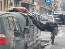 Un uomo in equilibrio dentro il bidone dei rifiuti Un uomo in equilibrio dentro il bidone dei rifiuti