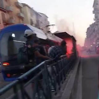 Il lancio del fumogeno