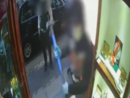 Rapinano una gioielleria sfondando il vetro con un martello: fermati due uomini a Biella Rapinano una gioielleria sfondando il vetro con un martello: fermati due uomini a Biella