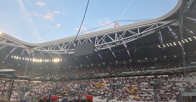Caos al concerto di Tiziano Ferro, tra carenza di indicazioni e steward impreparati