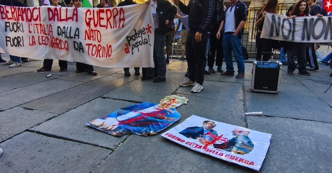 Fiaccolata del 25 aprile (con polemica) a Torino