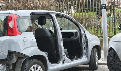 Smontano un’altra Panda pezzo per pezzo, trovata senza portiere né cofano