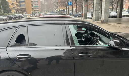 I casi di finestrini rotti sono frequenti in corso Tassoni (foto di repertorio)