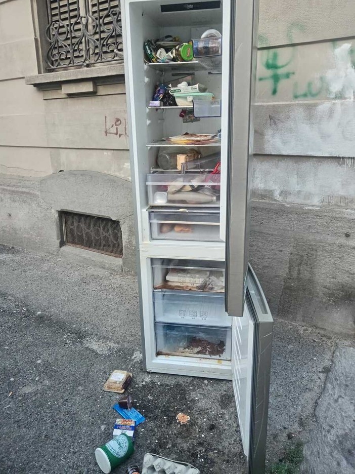 Il frigorifero abbandonato in strada