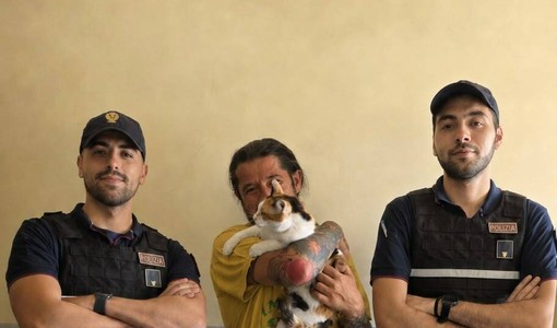 Il gattino Noah intrappolato in un garage per due giorni, salvato dalla Polizia Il gattino Noah intrappolato in un garage per due giorni, salvato dalla Polizia
