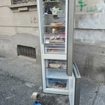 Il frigorifero abbandonato in strada