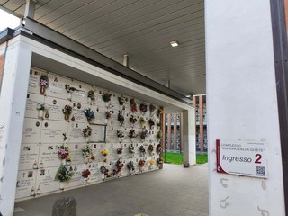 Dal Monumentale sono spariti numerosi pomelli in ottone Dal Monumentale sono spariti numerosi pomelli in ottone