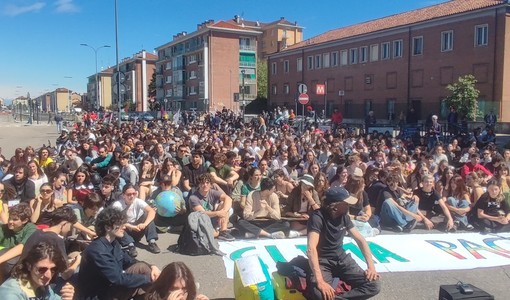 Caldo torrido, anche a Torino i Fridays for Future scendono in piazza per lo sciopero per il clima
