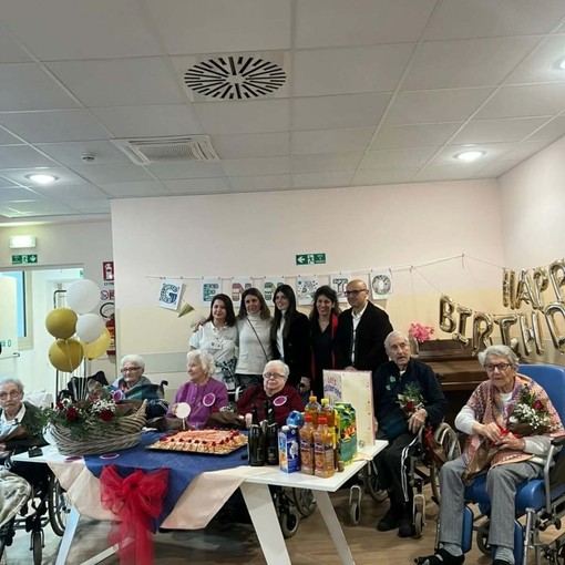 Centenarie a San Salvario, festa per Vanda Pezzani e Bianca Labate Centenarie a San Salvario, festa per Vanda Pezzani e Bianca Labate