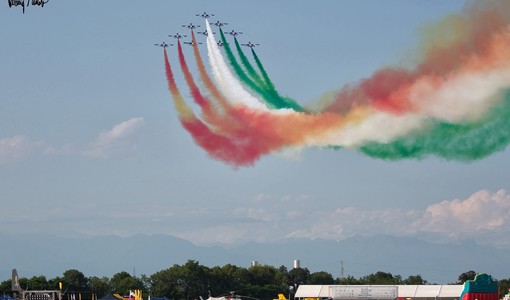 Buon anniversario al nostro Tricolore con le prodezze aeree delle Frecce (foto di Valerio Minato)