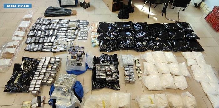 Armi e droga sequestrate dalla Polizia Armi e droga sequestrate dalla Polizia