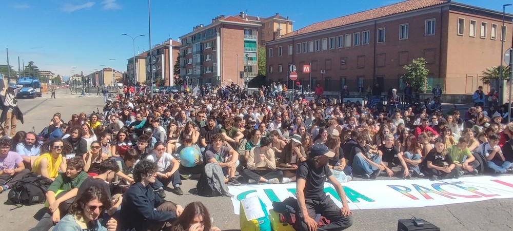 Caldo torrido, anche a Torino i Fridays for Future scendono in piazza per lo sciopero per il clima Caldo torrido, anche a Torino i Fridays for Future scendono in piazza per lo sciopero per il clima