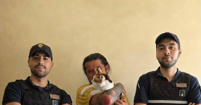 Il gattino Noah intrappolato in un garage per due giorni, salvato dalla Polizia Il gattino Noah intrappolato in un garage per due giorni, salvato dalla Polizia