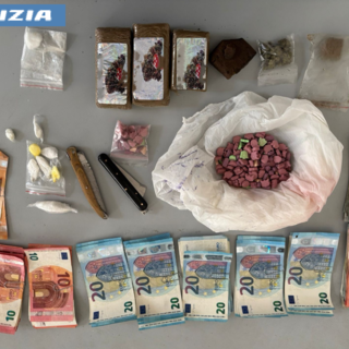 L'uomo è stato trovato in possesso anche di tre panetti di hashish