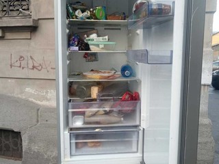 Il frigorifero abbandonato in strada