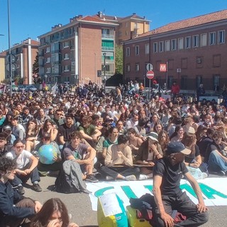 Caldo torrido, anche a Torino i Fridays for Future scendono in piazza per lo sciopero per il clima