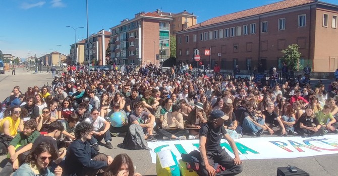 Caldo torrido, anche a Torino i Fridays for Future scendono in piazza per lo sciopero per il clima Caldo torrido, anche a Torino i Fridays for Future scendono in piazza per lo sciopero per il clima