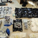 Armi e droga sequestrate dalla Polizia Armi e droga sequestrate dalla Polizia