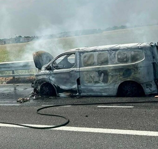 Il mezzo in fiamme in tangenziale Il mezzo in fiamme in tangenziale