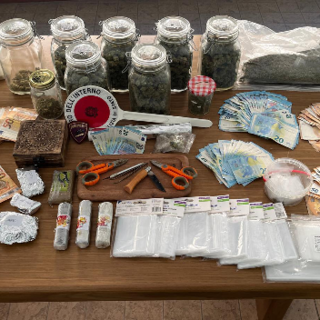 Nascondeva oltre un kg e mezzo di droga e quasi 10mila euro in contanti: arrestato uno spacciatore