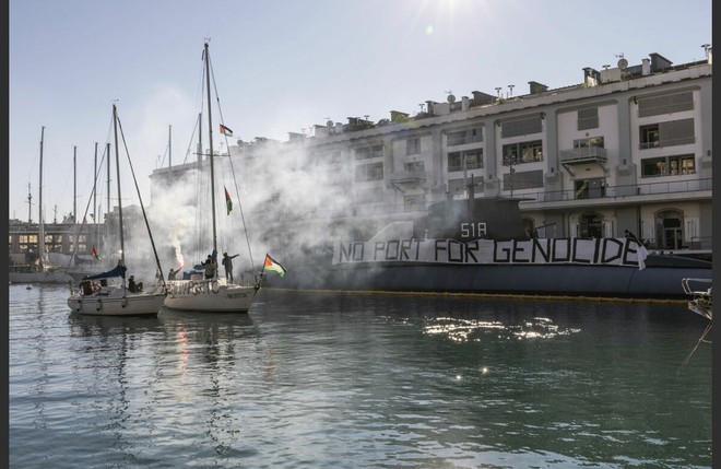 "No port  for genocide": il Manifesto Opera Viva firmato dal reporter Fabio Bucciarelli