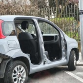 Smontano un’altra Panda pezzo per pezzo, trovata senza portiere né cofano