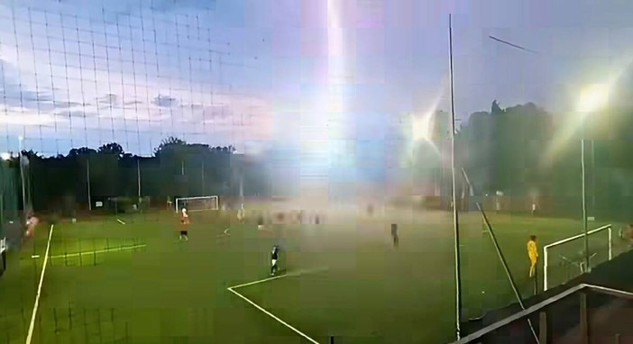 Il momento in cui il fulmine si schianta sul lampione