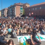 Caldo torrido, anche a Torino i Fridays for Future scendono in piazza per lo sciopero per il clima
