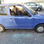 Finestrini di un'auto infranti (foto d'archivio)