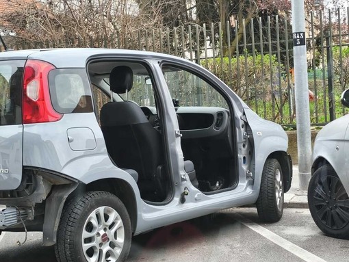 Smontano un’altra Panda pezzo per pezzo, trovata senza portiere né cofano