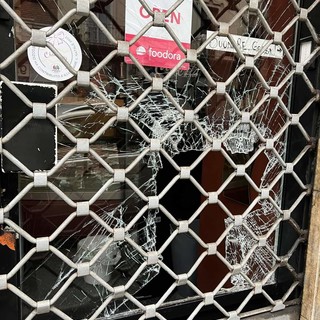 Furto alla pasticceria Maggiolini: vetrina distrutta da un tombino e negozio messo sottospra