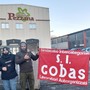 La protesta di fronte ai cancelli