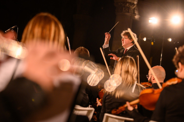 "Seduti su una nuvola": il Concerto Orchestra e Coro Arsenale della Pace