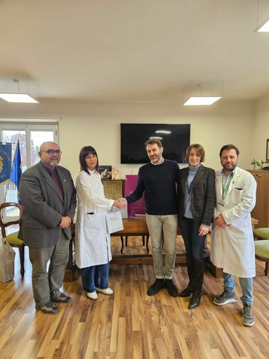 Un momento della consegna dei cosmetici