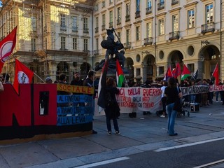 Fiaccolata del 25 aprile (con polemica) a Torino