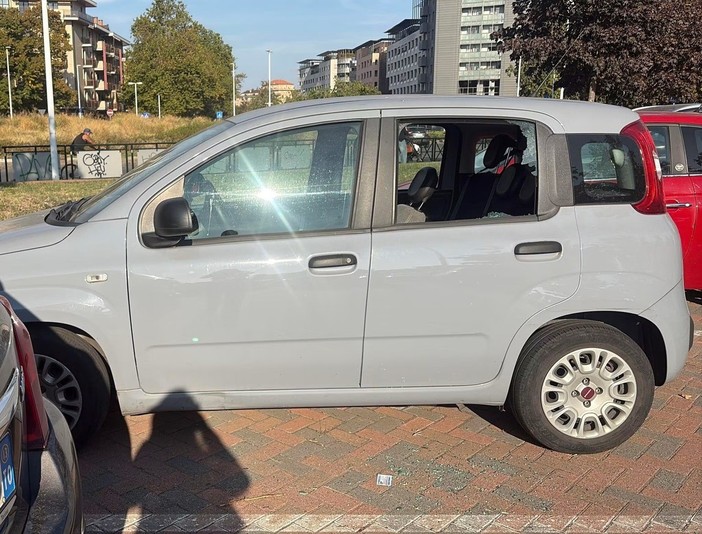 Una delle auto vandalizzate Una delle auto vandalizzate