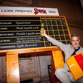 Andrea Bajani vince il Premio Strega 2025: lo scrittore con un passato tra Cuneo e Torino trionfa con &quot;L'anniversario&quot;