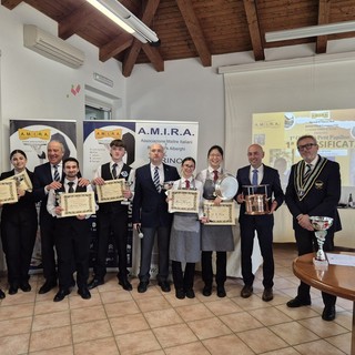 Le premiazioni: con il grembiule grigio la coppia eporediese che si è aggiudicata il primo posto