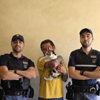 Il gattino Noah intrappolato in un garage per due giorni, salvato dalla Polizia
